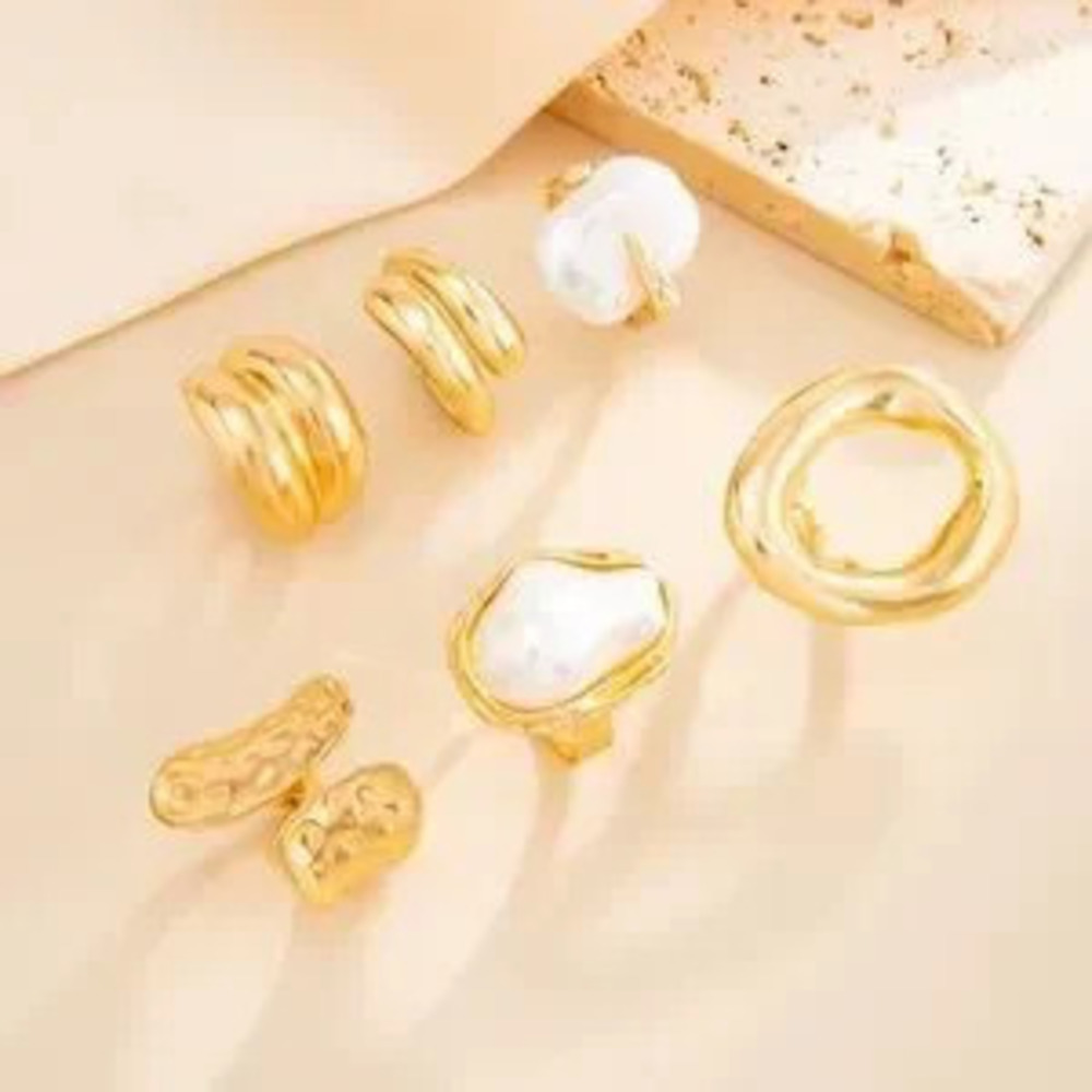 Chunky Gold Statement Ring with Baroque Pearl | Luxury Minimalist Jewelry Gift - Picture 5 of 5